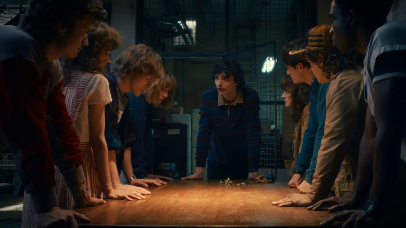 En officiell bild från Stranger Things 5 med seriens ensemble.