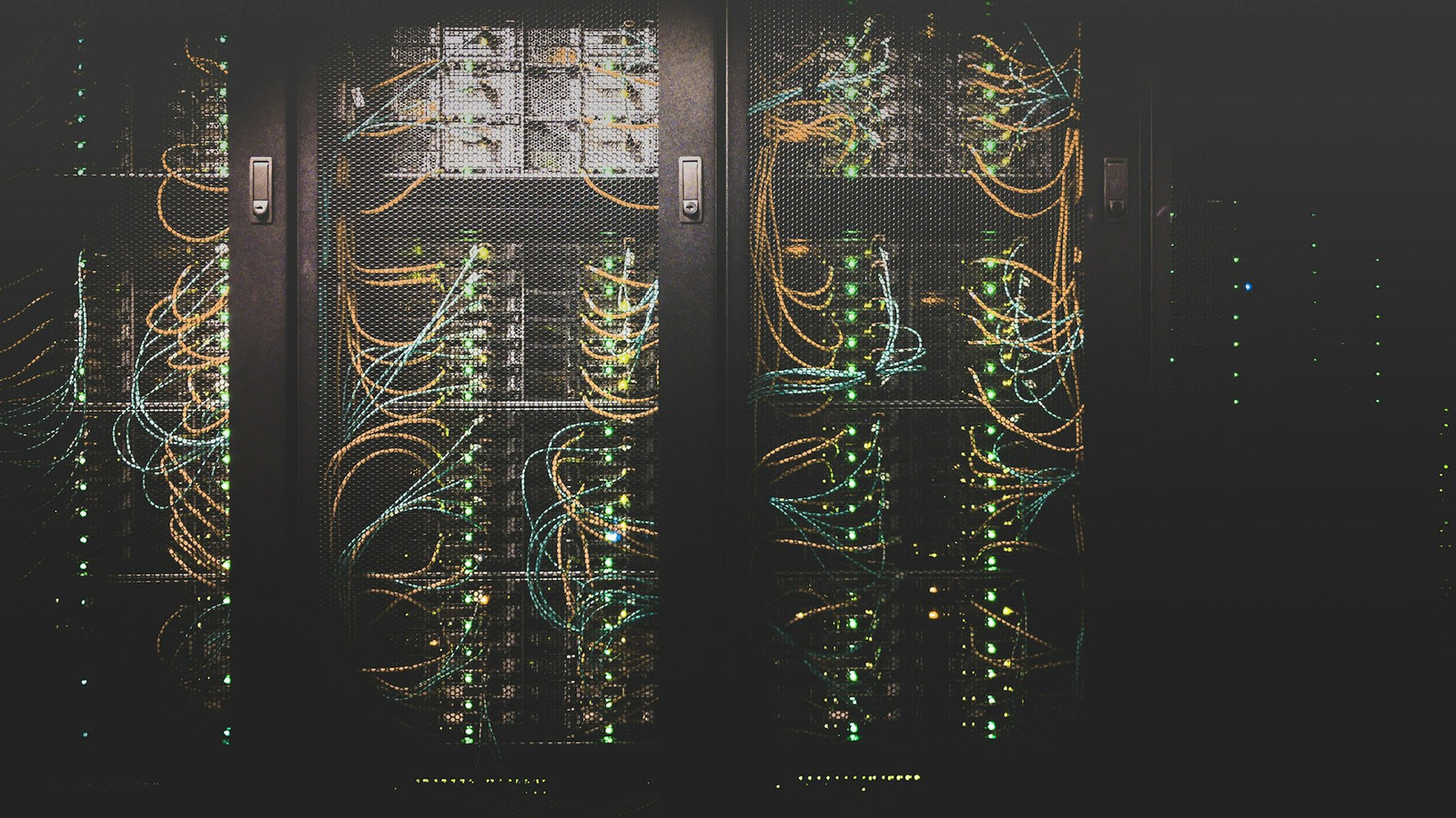 Rader av servrar i ett datacenter.