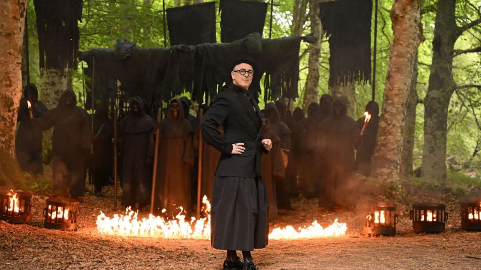 Alan Cumming står i slottmiljö i en officiell bild från The Traitors New Blood